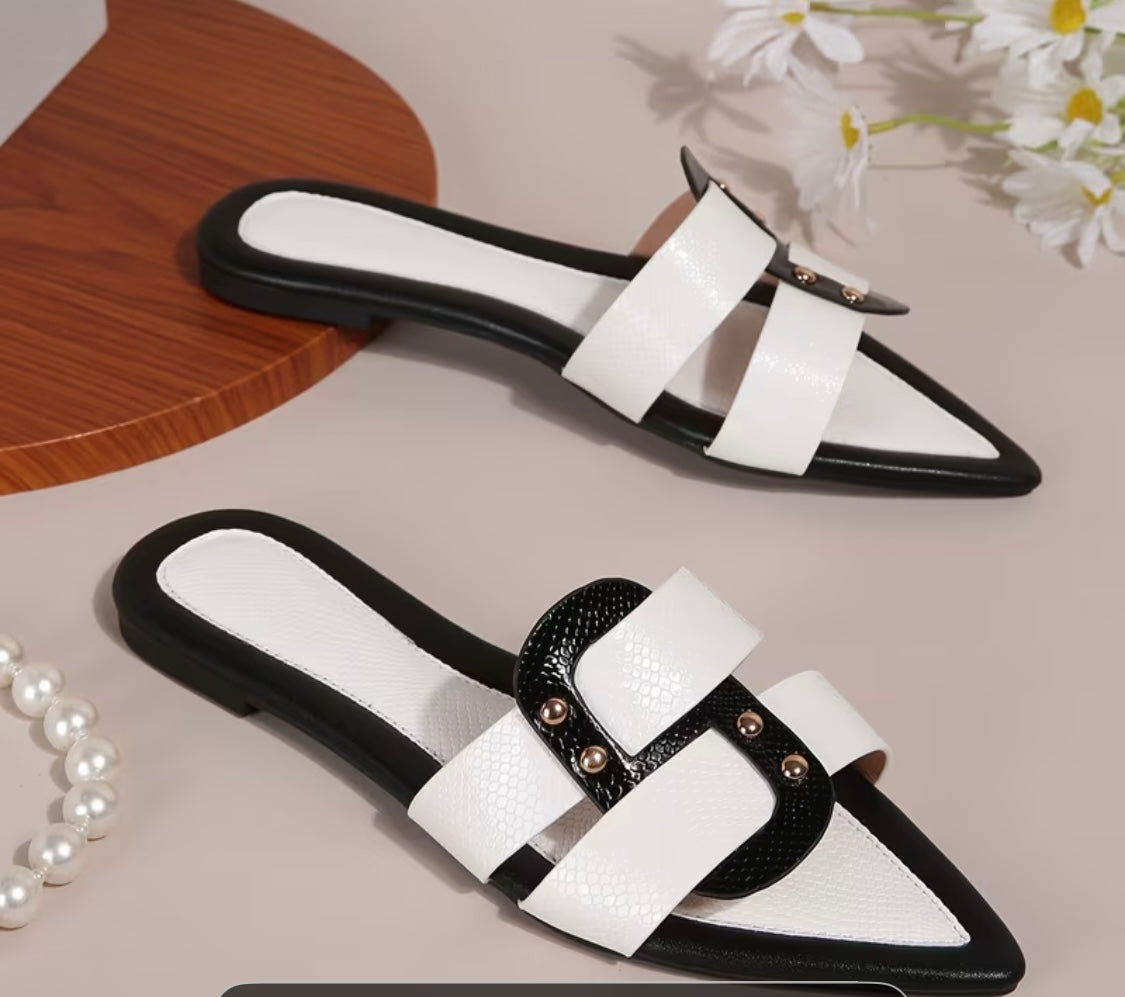 Sandales plates d'été pour femmes, élégantes et tendance, parfaites pour un look décontracté en extérieur, avec un design pointu noir et blanc.