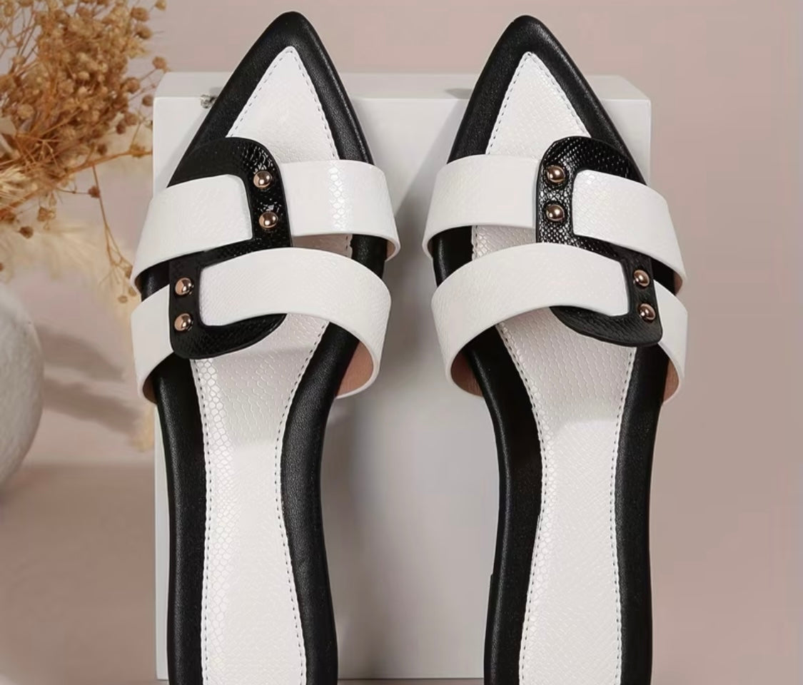 Sandales plates d'été pour femmes, élégantes et tendance, parfaites pour un look décontracté en extérieur, avec un design pointu noir et blanc.