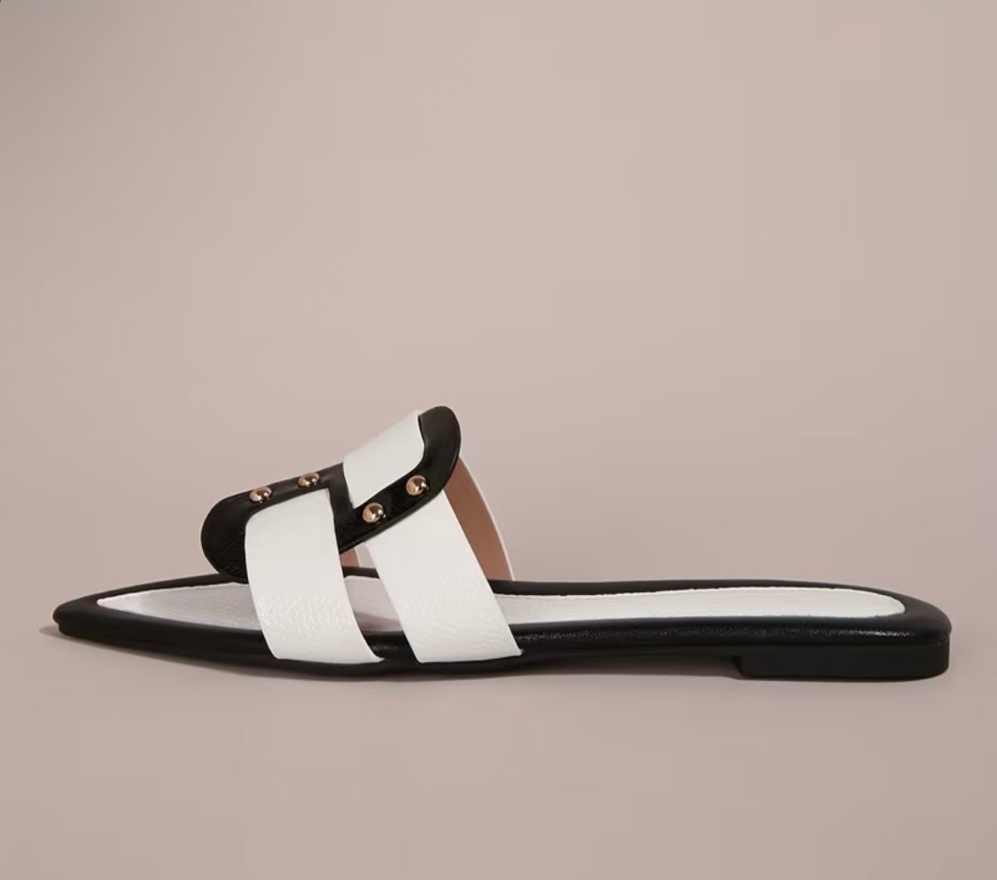 Sandales plates d'été pour femmes, élégantes et tendance, parfaites pour un look décontracté en extérieur, avec un design pointu noir et blanc.