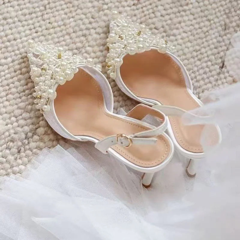 2025 Luxury Designer String Bead White Wedding Shoes Bridesmaid Sandals Women's Fashion Lace Slingbacks High Heels Pearl Pumps