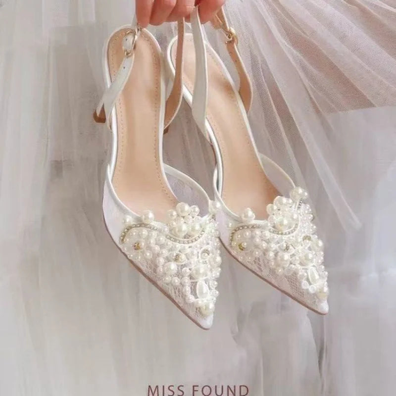 2025 Luxury Designer String Bead White Wedding Shoes Bridesmaid Sandals Women's Fashion Lace Slingbacks High Heels Pearl Pumps